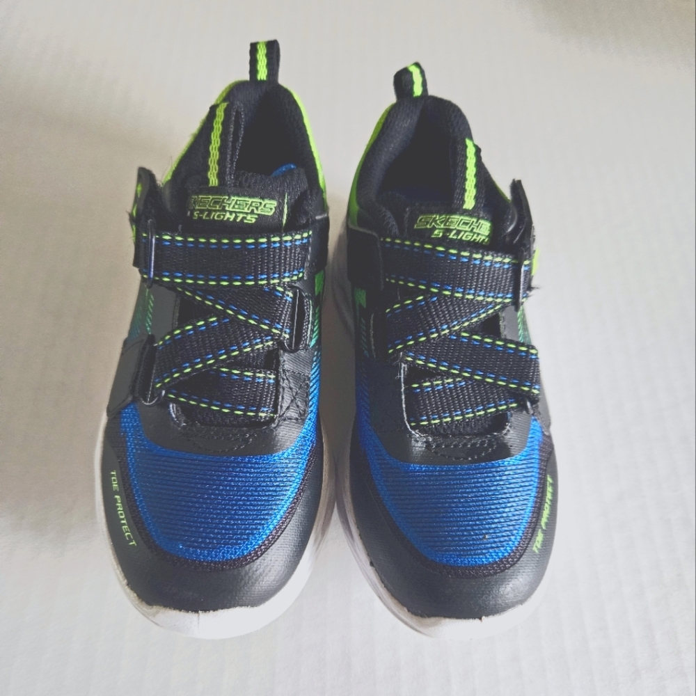Skecher size 9  Magna lights